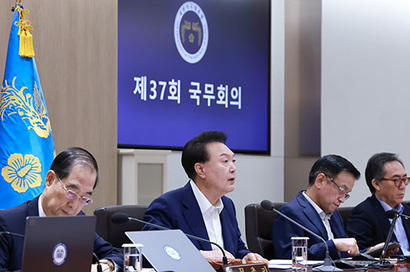 윤석열 대통령은 27일 서울 용산구 대통령실에서 국무회의를 주재하고 ‘2025년도 예산안’과 ‘2024~2028년 국가재정운용계획’을 의결했다. 사진=연합뉴스