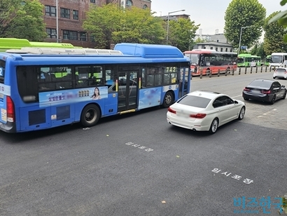 땅꺼짐 사고 이후 임시 포장된 서울 서대문구 연희동 성산로에서 지난 ​2일 ​차량이 오가는 모습. 사진=차형조 기자