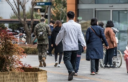 지난 2월 20일 서울 종로구 서울대병원에서 의료진이 이동하고 있다. 사진=최준필 기자