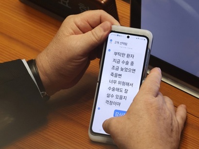 인요한 국민의힘 최고위원이 5일 국회 본회의에서 추경호 원내대표의 교섭단체 대표연설 도중 휴대전화 문자메시지를 확인하고 있다. 사진=연합뉴스