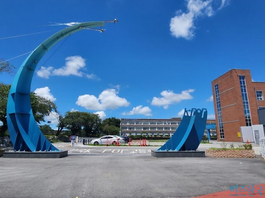 한국K-POP고등학교 입구에는 문과 담벼락이 없다. 편하게 들어와 마음껏 공부하고 놀 수 있어야 한다는 철학을 담았다. 사진=전현건 기자