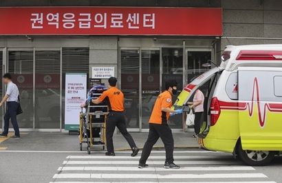 지난 5일 오전 구급차에서 이송된 환자가 ​서울 시내의 권역응급의료센터(응급실)로 ​들어가고 있다. 사진=박정훈 기자