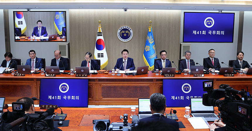 윤석열 대통령이 24일 서울 용산 대통령실 청사에서 열린 국무회의를 주재하며 발언하고 있다. 사진=연합뉴스