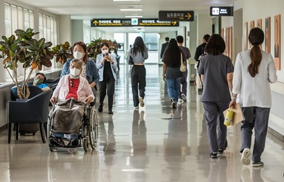 서울시내 주요 대형병원인 ‘빅5’ 일부가 외래 진료와 수술을 중단한 지난 4월 한 대형병원에서 환자와 의료진이 이동하고 있다. 사진=최준필 기자