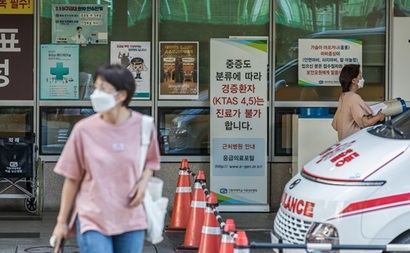 의정갈등이 이어지는 가운데 서울의 한 응급의료센터 앞에 ‘경증환자 진료 불가’ 안내문이 놓여 있다. 사진=최준필 기자