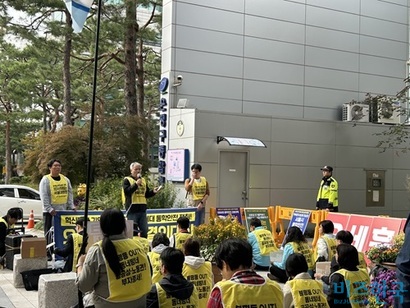 공원 입구에서 55일째 진행되고 있는 천막농성 현장(위)과 지난 21일 은평구청 앞에서 열린 기업 매각 중단 요구 집회. 사진=강은경 기자