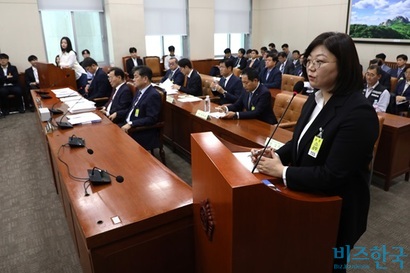 지난 10월 15일 김주영 하이브 최고인사책임자가 국회 환경노동위원회의 국정감사에 출석해 답변하고 있다. 사진=박은숙 기자