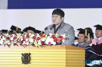 지난 2019년 2월 서울대학교 학위수여식 축사를 하고 있는 방시혁 하이브 의장. 방시혁 의장은 하이브 설립 전부터 방탄소년단 프로듀서로 이름을 알렸다. 사진=비즈한국 DB