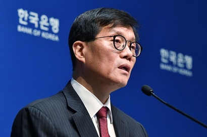 내년 성장률 전망치를 1.9%로 낮춘 한국은행은 경기 방어에 방점을 두고 금리 인하를 단행했으며, 환율 안정은 외환보유고와 스와프 협력을 통해 관리 가능하다는 입장을 밝혔다. 이창용 한국은행 총재.