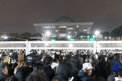 지난 3일 계엄령이 선포된 가운데 국회출입이 통제되고 있다. 사진=이종현 기자