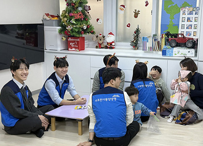 동양생명 신입사원들이 아이들과 함께 크리스마스 간식을 만든 후 담소를 나누는 모습.