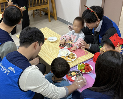 동양생명 신입사원들이 아이들과 함께 크리스마스 간식을 만드는 모습.