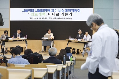 지난 10월 10일 오후 서울 종로구 서울대학교 융합관에서 열린 ‘의료개혁, 어디로 가는가’ 토론회에 정경실 보건복지부 의료개혁추진단장, 장상윤 대통령비서실 사회수석비서관, 유미화 녹색소비자연대 상임대표, 강희경 서울의대·서울대병원 교수비대위원장, 하은진 서울의대·서울대병원 교수비대위원(왼쪽에서부터) 참석하고 있다. 사진=박정훈 기자