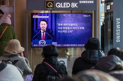 윤석열 대통령이 비상계엄 해제를 선언한 4일 오전 서울역 대합실에서 시민들이 관련 뉴스를 보고 있다. 사진=최준필 기자