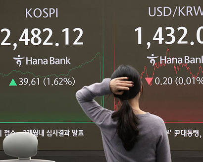 12월 12일 오후 서울 중구 하나은행 딜링룸 현황판에 코스피 지수 등이 표시되고 있다. 사진=연합뉴스