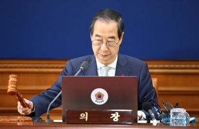 [비즈피플] 한국 정치와 경제가 그의 손에…한덕수 권한대행에 쏠린 눈