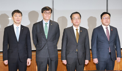 이복현 금감원장(왼쪽부터), 이창용 한국은행 총재, 최상목 경제부총리 겸 기획재정부 장관, 김병환 금융위원장이 19일 서울 중구 은행회관에서 열린 거시경제금융회의에 참석하고 있다. 사진=연합뉴스