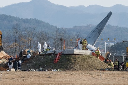 지난 2일 전남 무안군 무안국제공항 제주항공 참사 현장에서 합동조사단 관계자들이 방위각 시설(로컬라이저)을 조사하고 있다. 사진=최준필 기자