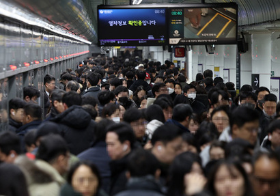 인구 이동 통계를 보면 부동산 입지의 변화를 가늠해볼 수 있다. 사진은 서울의 한 지하철 내 출근길 인파 모습. 사진=연합뉴스