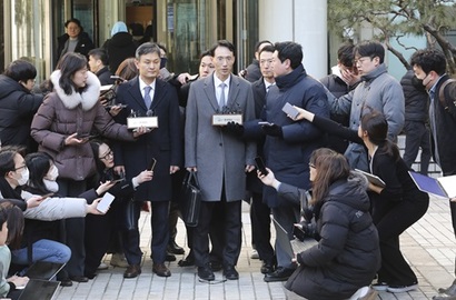 3일 항소심 직후 이재용 회장 측 변호인이 기자회견을 하고 있다. 사진=박정훈 기자