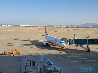 인천국제공항 탑승동에서 이륙을 준비하고 있는 제주항공 여객기 모습. 사진=차형조 기자