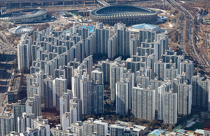 부동산 시장이 전반적으로 침체한 가운데 서울시가 12일 아파트 수요가 몰리는 송파구 잠실동, 강남구 삼성·대치·청담동 일대의 토지거래허가구역 지정을 해제했다. 사진은 13일 서울 송파구 롯데월드타워 전망대에서 바라본 아파트들의 모습. 사진=연합뉴스