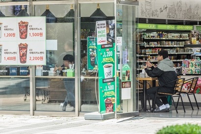 지난해 연말 기준 국내 편의점 수는 5만 4852개로 집계됐다. 곧 일본 편의점 수를 넘어설 것이란 예상이다. 사진=최준필 기자