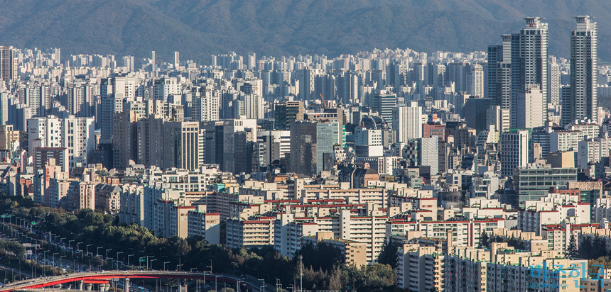 서울 매봉산 전망대에서 바라 본 강남 일대 아파트 모습. 사진=최준필 기자