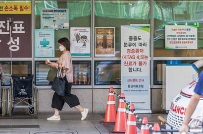 서울의 한 응급의료센터 앞에 ‘경증환자 진료 불가’ 안내문이 놓여 있다. 사진=최준필 기자