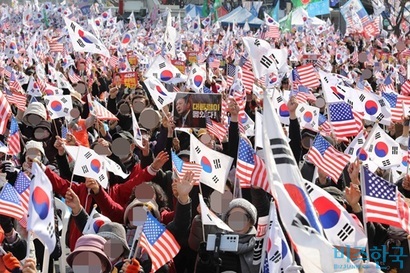 손현보 세계로교회 담임목사는 탄핵 반대 집회를 주도해온 인물로 꼽힌다. 그런데 최근 전광훈 사랑제일교회 담임목사가 배후에 애터미가 있다는 주장을 해 논란이 일었다. 지난 8일 광화문에서 열린 윤석열 대통령 탄핵 반대 집회. 사진=박정훈 기자