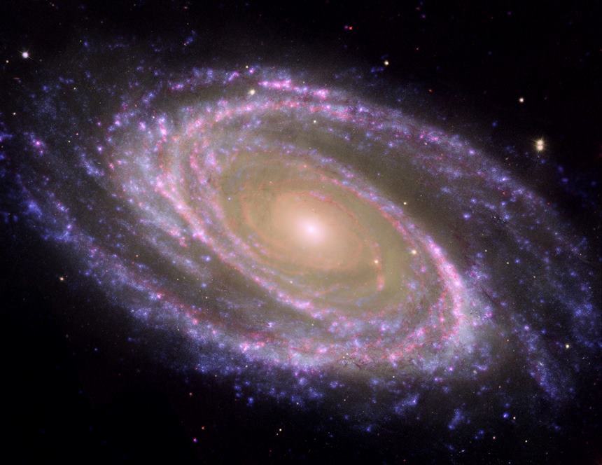 나선은하 M81의 아름다운 모습을 적외선과 자외선으로 관측한 사진. 사진=Hubble data: NASA, ESA, and A. Zezas(Harvard-Smithsonian Center for Astrophysics); GALEX data: NASA, JPL-Caltech, GALEX Team, J. Huchra et al.(Harvard-Smithsonian Center for Astrophysics); Spitzer data: NASA/JPL/Caltech/S. Willner